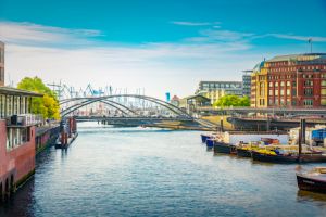 Blick über den Binnenhafen in Richtung Landungsbrücken
